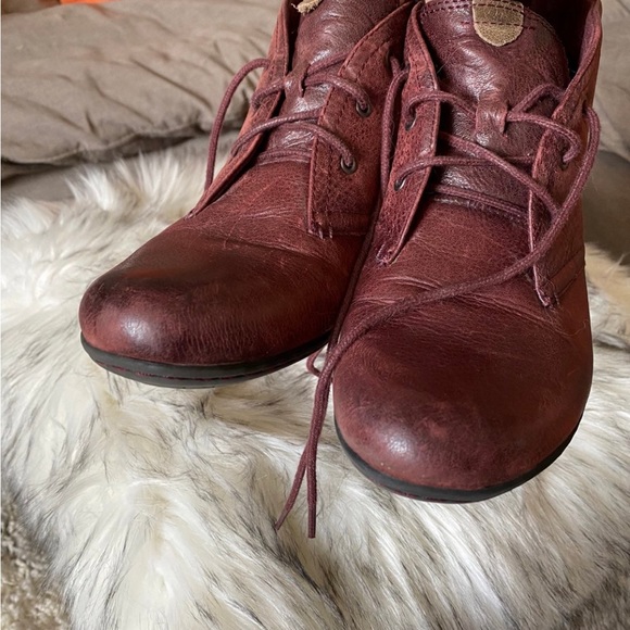 Cobb Hill Aria lace up ankle boot, distressed leather, Merlot red, size 8.5 - Picture 4 of 10